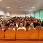 uczestnicy prelekcji w ławkach na auli wykłądowej