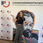 uczennica na tle tablicy