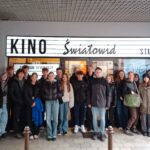 uczniowie przed kinem