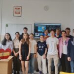 uczniowie ze studentkami