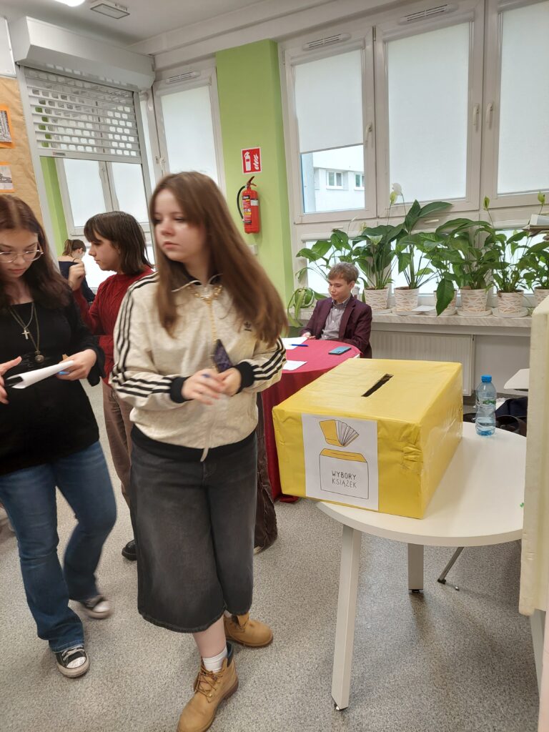 głosujący uczniowie