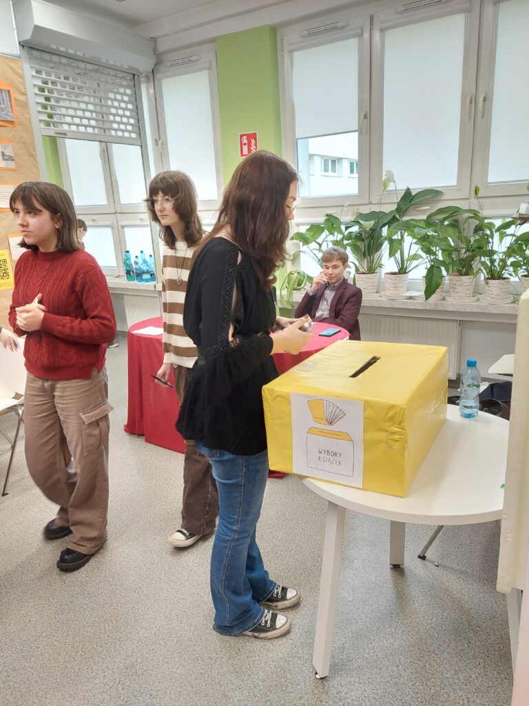 głosujący uczniowie