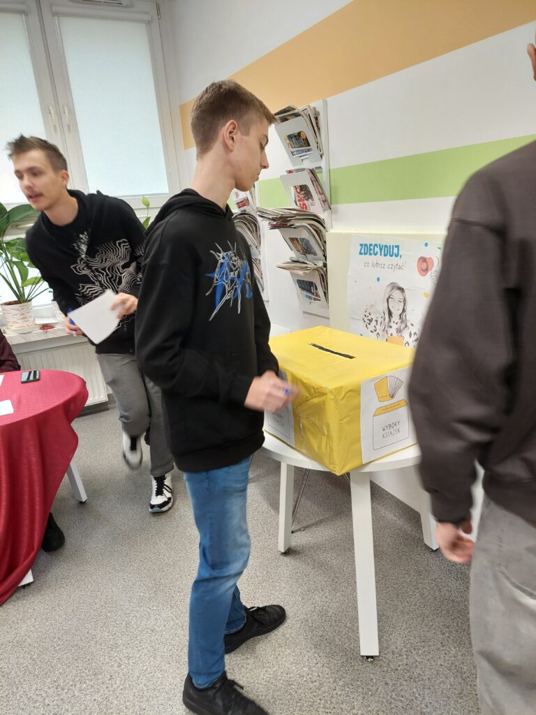 głosujący uczniowie