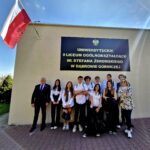 uczniowie przed szkołą