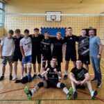 drużyna siatkarzy z trenerem