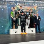 zwycięzca zawodów na podium z rywalami