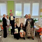 nagrodzeni uczniowie z nauczycielami i organizatorami konkursu