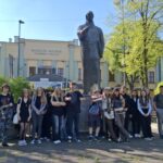 uczniowie przed muzeum sztygarka
