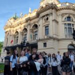 uczniowie przed gmachem teatru w krakowie
