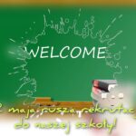 tablica z książkami i napisem