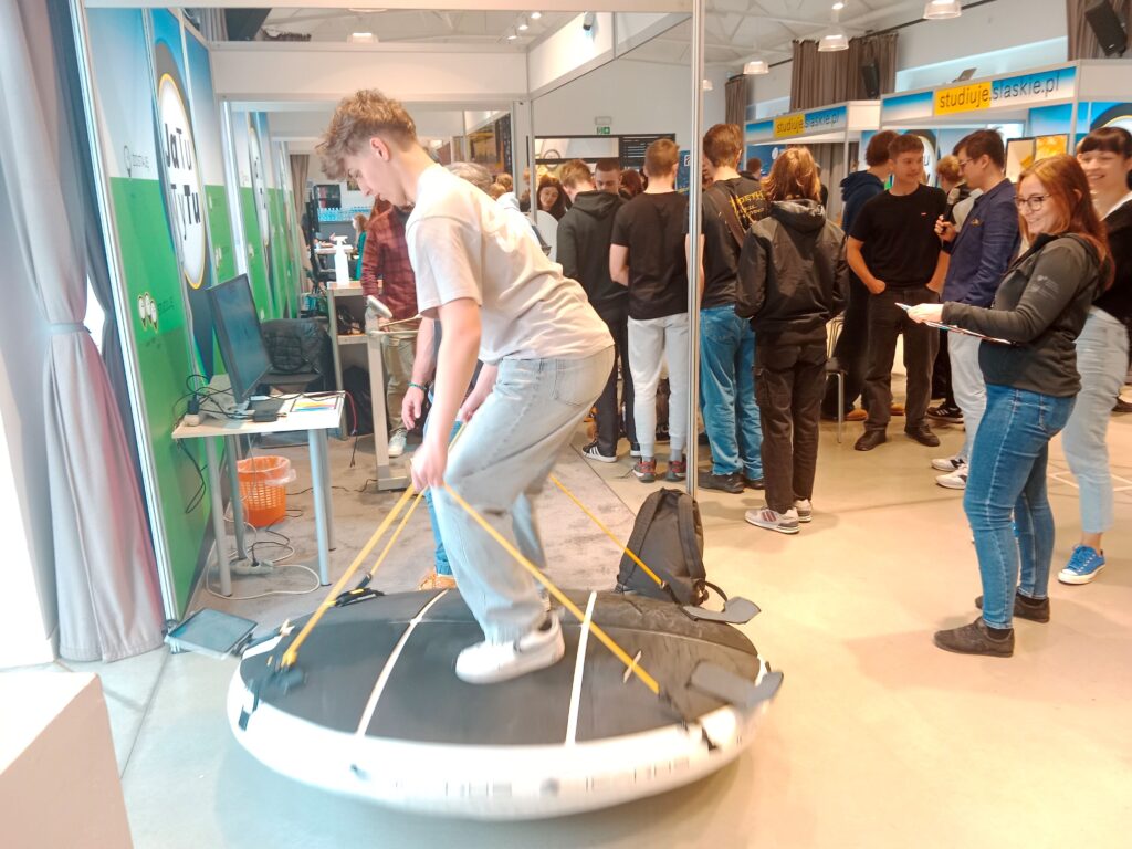 uczeń na trampolinie
