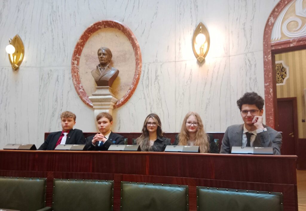 uczniowie w czasie debaty