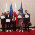 uczniowie z dyplomami