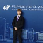 uczeń na tle napisu