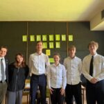 uczniowie przed debatą