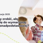 napis , a na tle ludzie w otoczeniu szkolnym