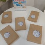 oprawione książki na stole