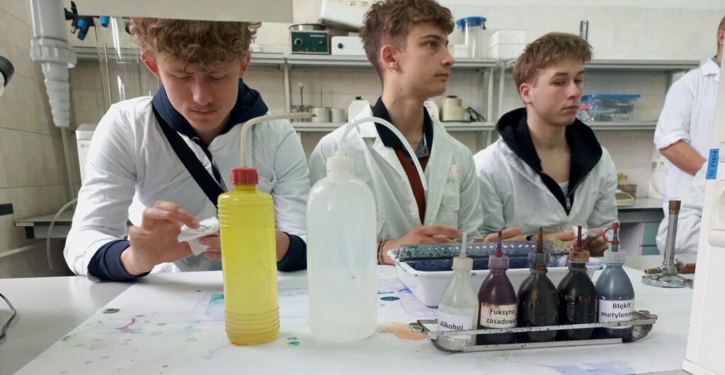 Uczniowie podczas zajęć w laboratorium