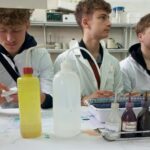 Uczniowie podczas zajęć w laboratorium