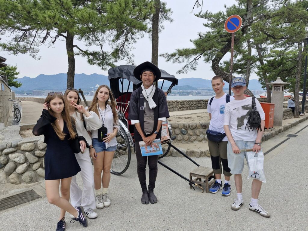 uczniowie z Japończykiem