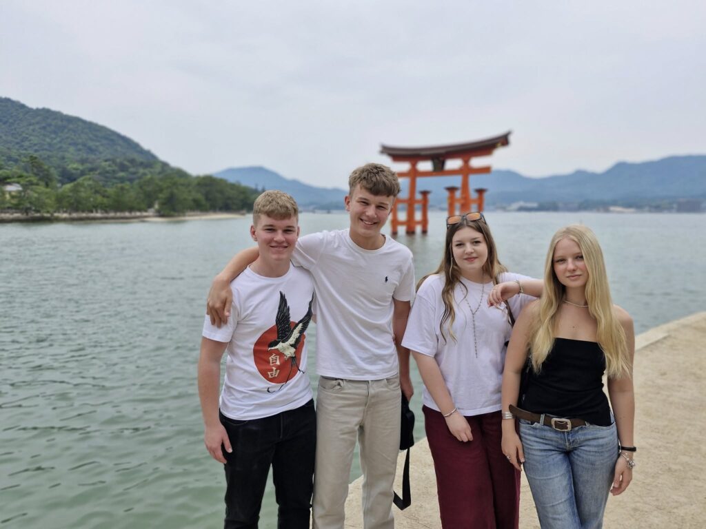 uczniowie na tle wody