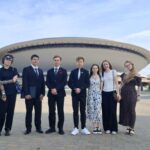 ucziowie na tle katowickiego Spodka