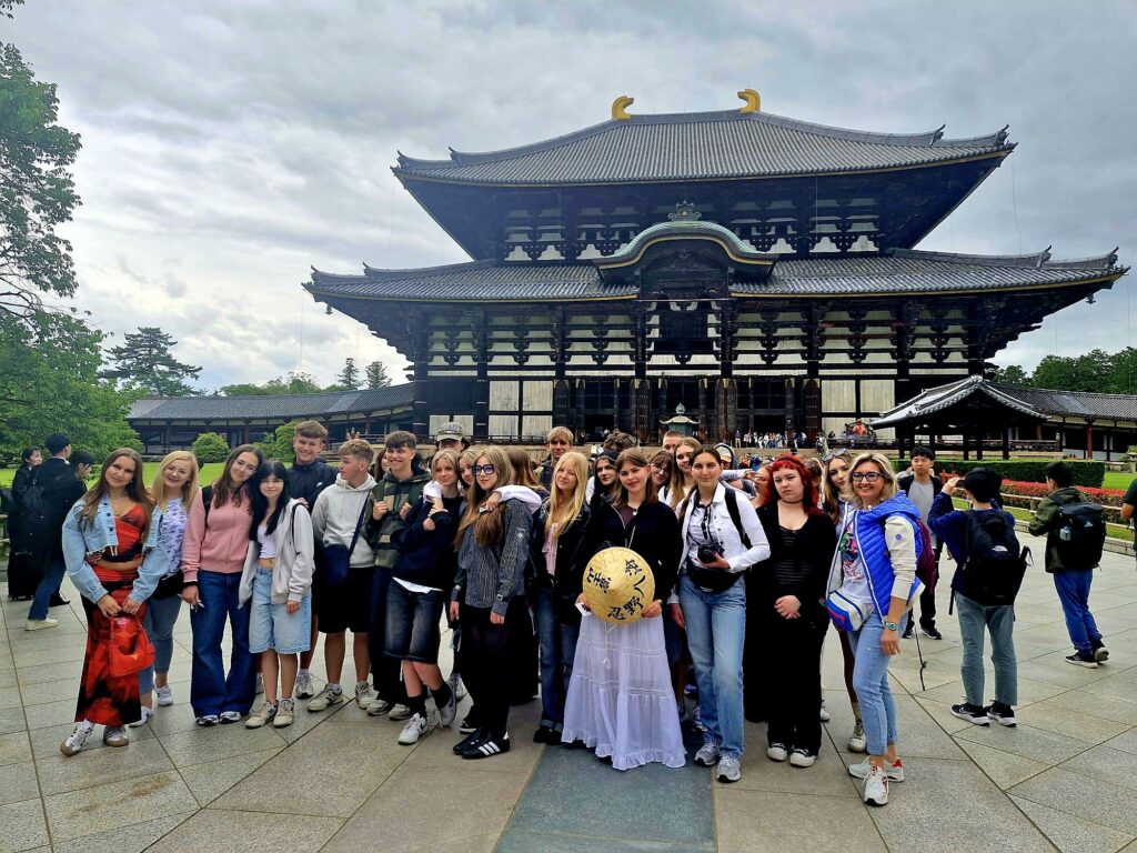 uczniowie przed budynkiem