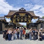 uczniowie w Japonii na tle świątyni