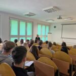 uczniowie podczas wykładu