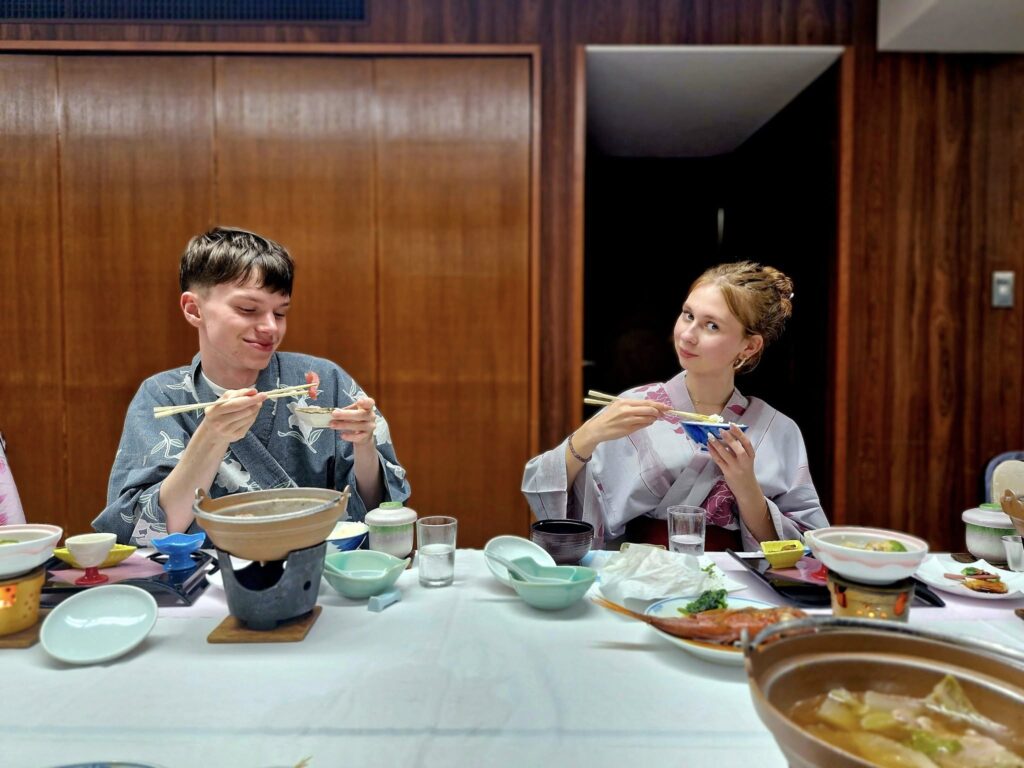 uczniowie jedzący pałeczkami