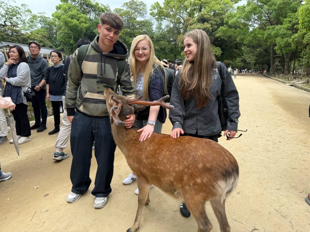 uczniowie z jelonkiem