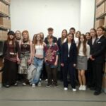 uczniowie w archiwum