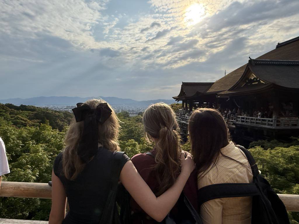 uczennice na tle pięknej panoramy