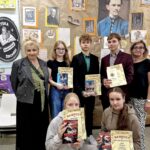 nagrodzeni uczniowie z nagrodami, dyplomami w towarzystwie dyrektora i nauczyciela