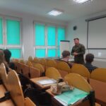 uczniowie podczas wykładu z wojskowym