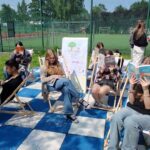 uczniowie czytający książki w plenerze