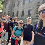 uczniowie pozujący do zdjęcia z nauczycielami