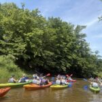 uczniowie na wyprawie kajakowej
