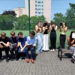 uczniowie czytający książki na wolnym powietrzu