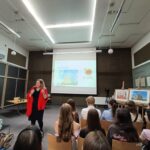 uczniowie słuchający wykładu prowadzącej