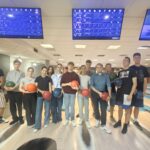 uczniowie w kręgielni