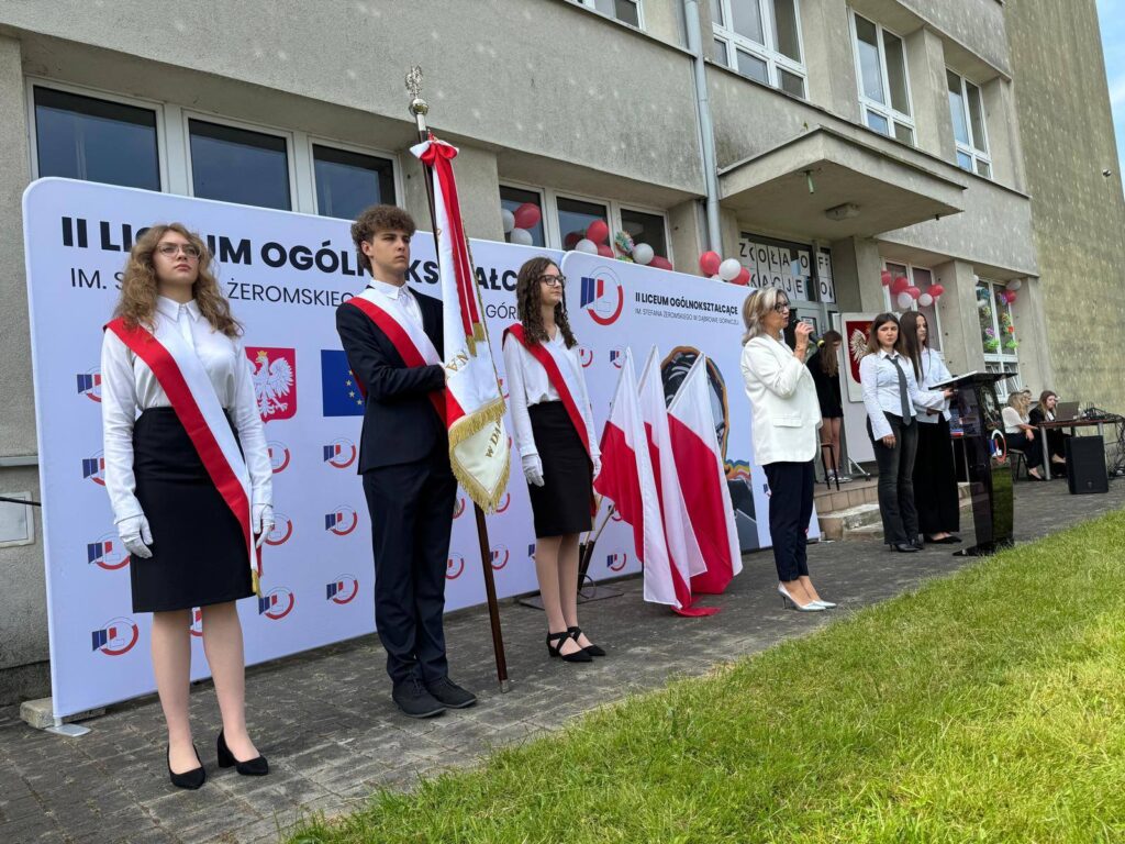 przemówienie dyrektora szkoły - obok sztandar szkoły