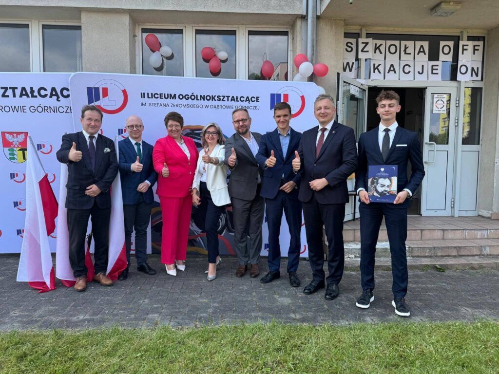 dyrekcja, z zaproszonymi gośćmi i przewodniczącym szkoły pozujący do zdjęcia