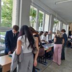 Uczniowie podczas kiermaszu podręczników