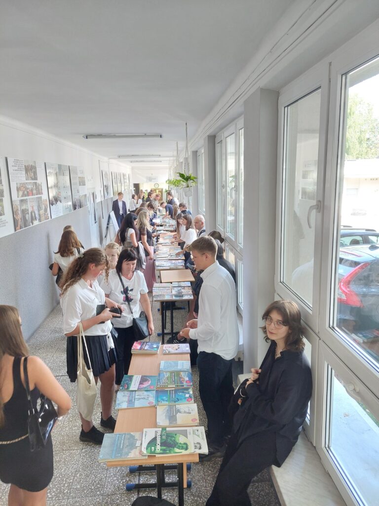 Uczniowie podczas kiermaszu podręczników