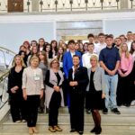 uczniowie stojący na schodach w Sejmie RP