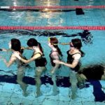 uczniowie pływający na basenie