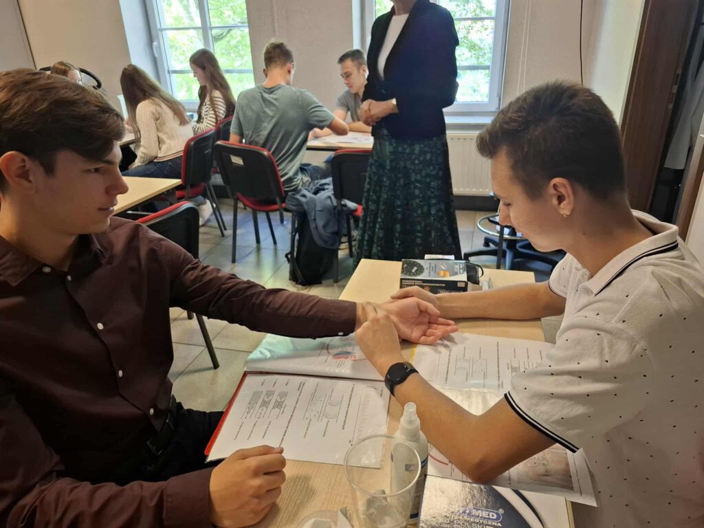 uczniowie podczas zajęć praktycznych